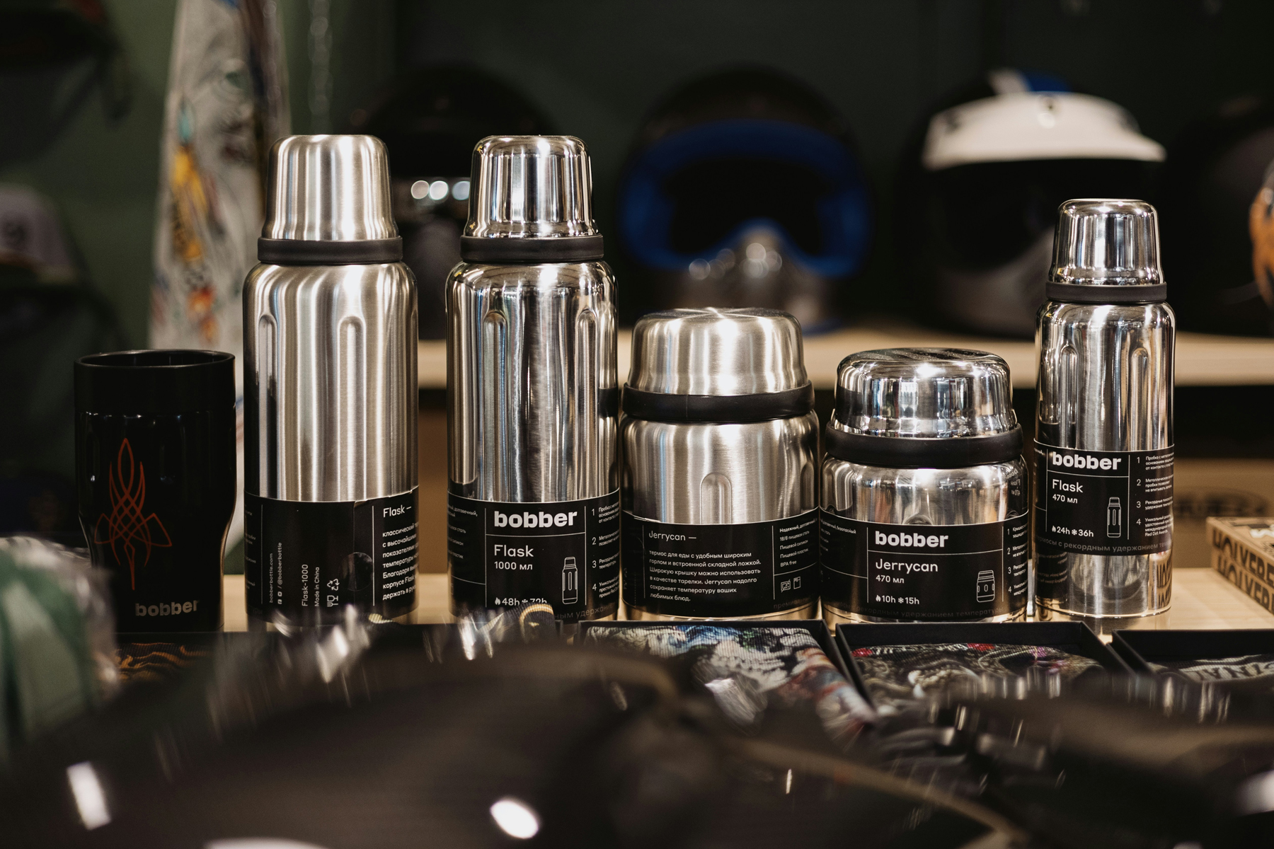 Edelstahl-Thermoskanne auf einer Küchenarbeitsfläche