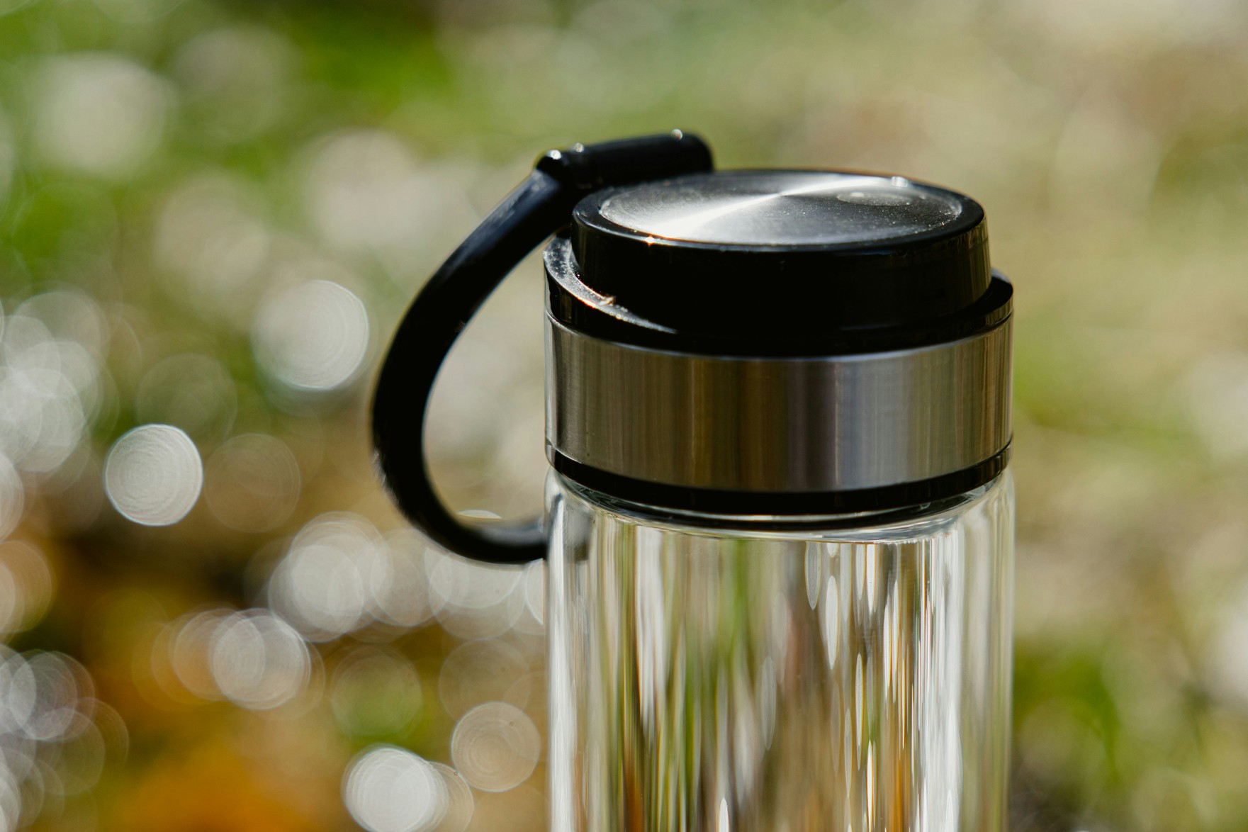 Thermoskanne mit Glaseinsatz in der Küche