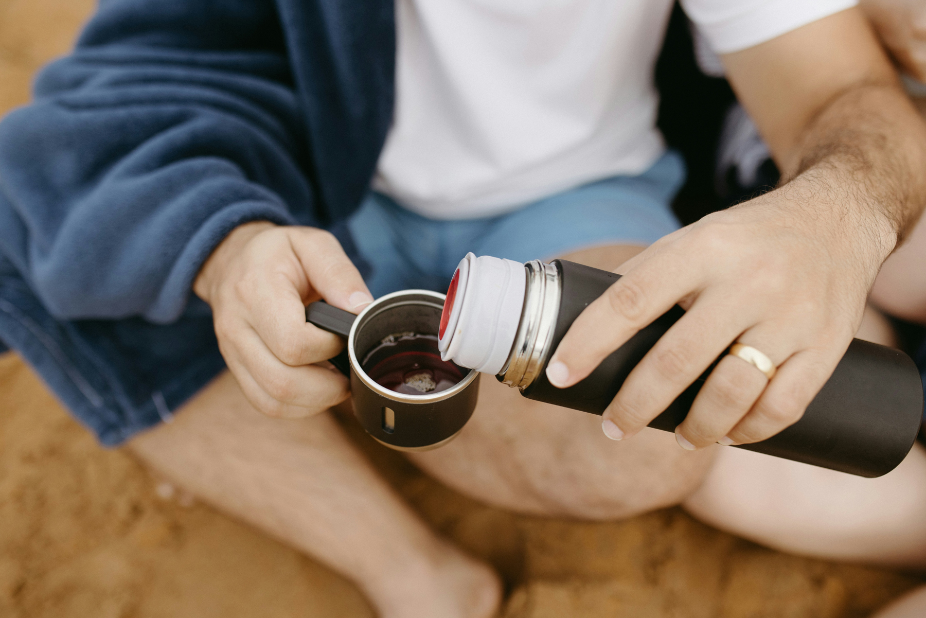 Heißes Wasser wird in eine Thermoskanne gegossen