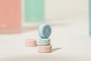 Reinigungstablette löst sich in Wasser auf