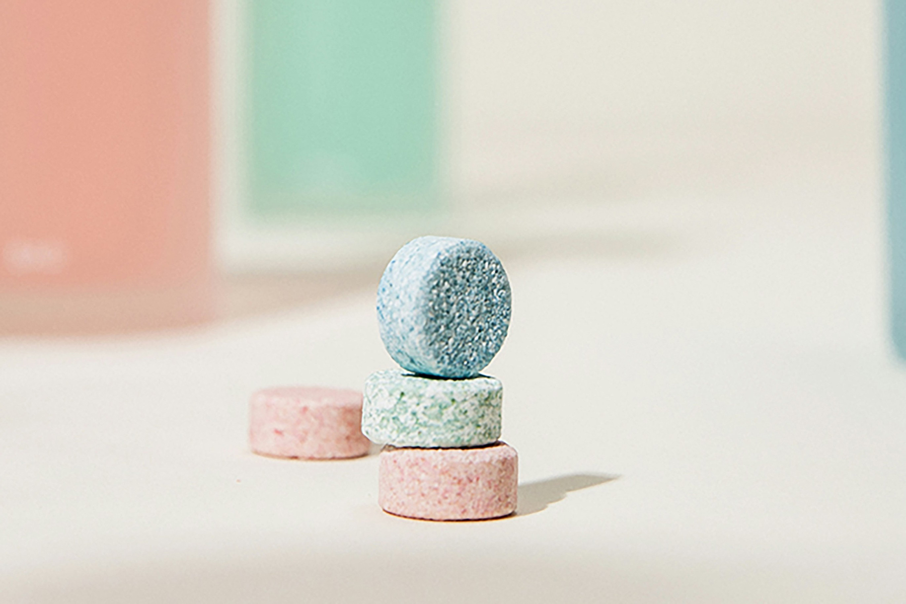 Reinigungstablette löst sich in Wasser auf