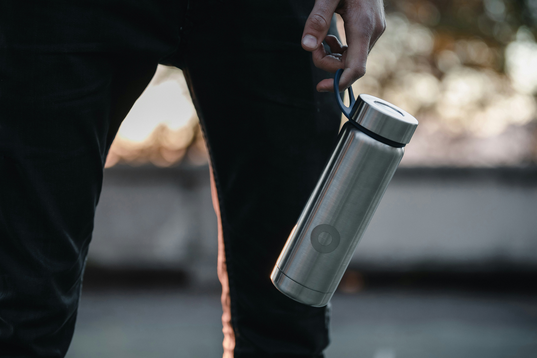 Thermoskanne wird zum Trinken geöffnet