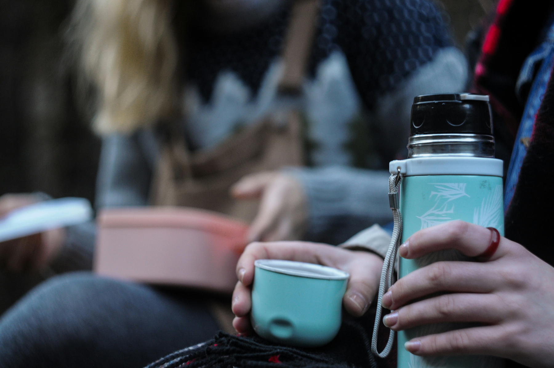Thermoskanne mit Kaffee auf einem Küchentisch